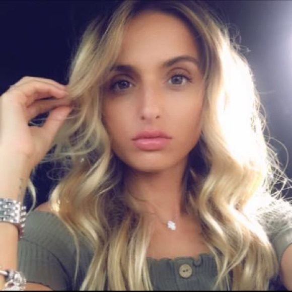 Poshmark profile picture for @laureta